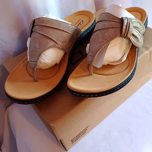Clarks Laurieann Rae Floral Toe-Post Sandal Taupe Metallic Size 9 - Picture 1 of 5